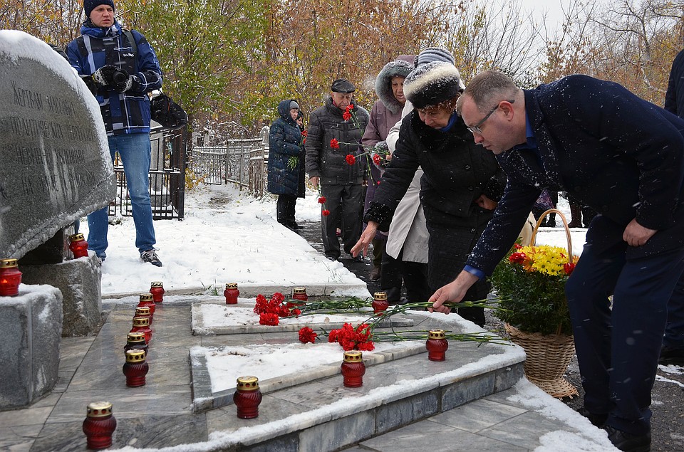 Возложили цветы к памятнику жертвам политических репрессий