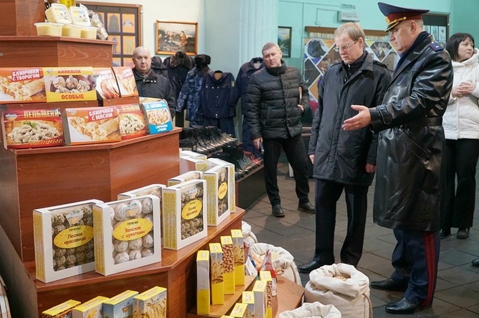 Виктору Томенко показали, чем занимаются алтайские заключенные