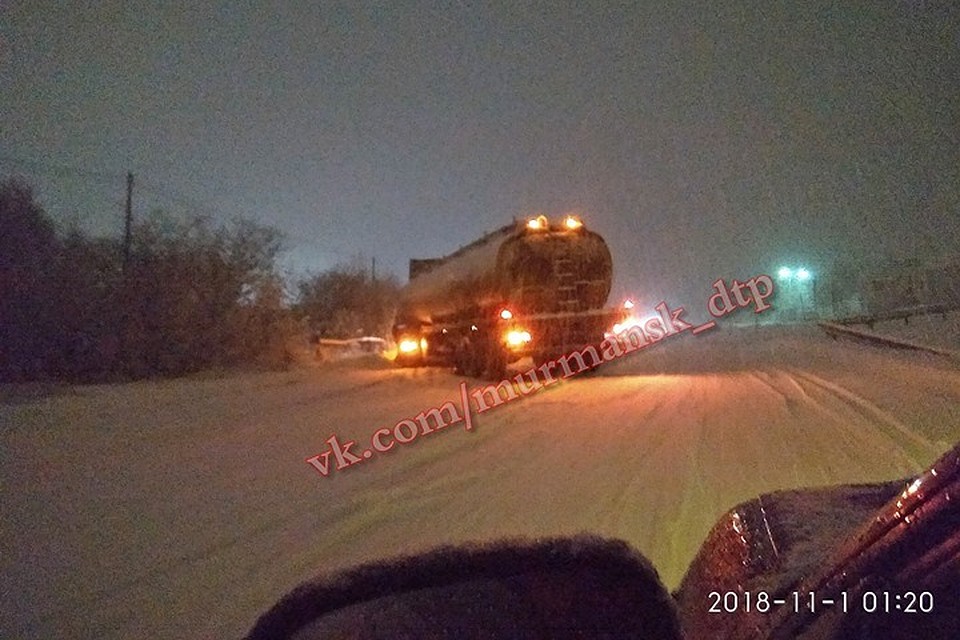 Между Мурманском и Североморском занесло бензовоз. Машина съехала с дороги на обочину. Передние колеса угодили в кювет, отчего большегруз несколько накренился вперед. Фото: vk.com/murmansk_dtp