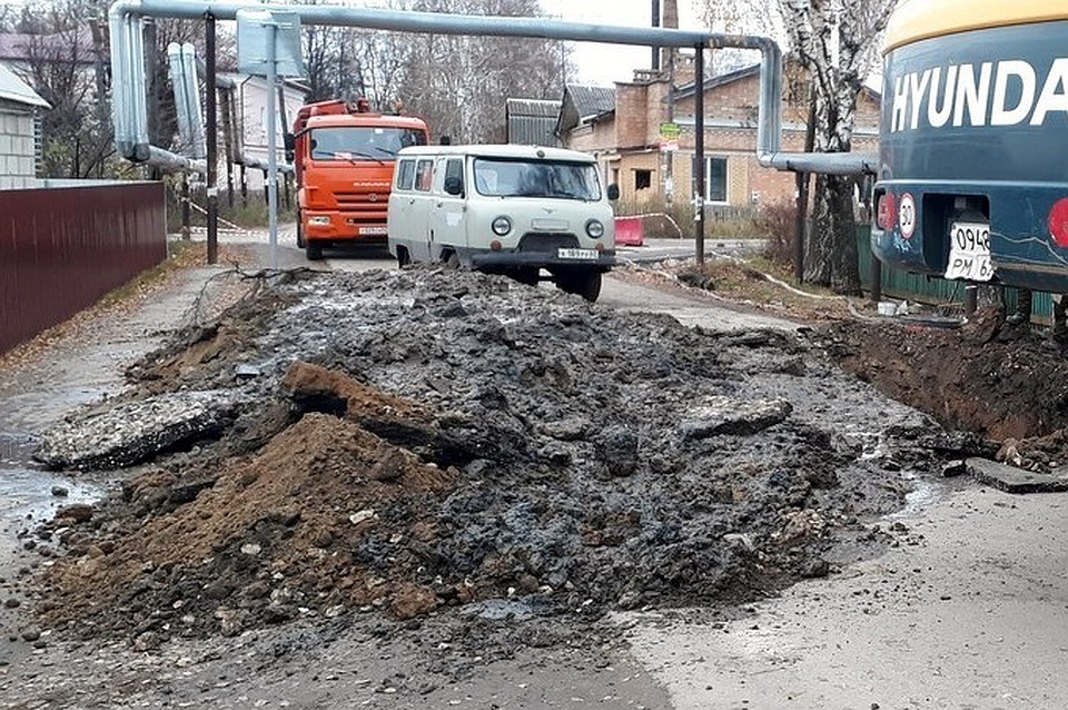 Грунт обвалился прямо возле детсада. Фото: издательство "Пресса"