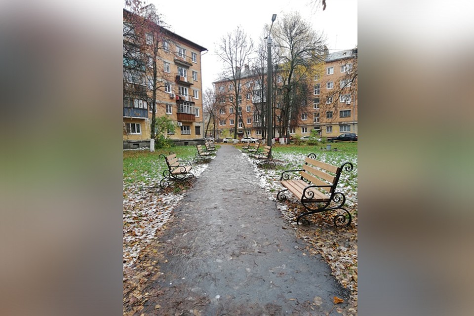 «По две скамейки на квадратный метр»: нижегородцы жалуются на обилие лавочек во дворах