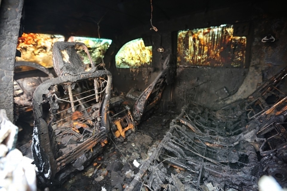 Машина загорелась прямо во дворе дома