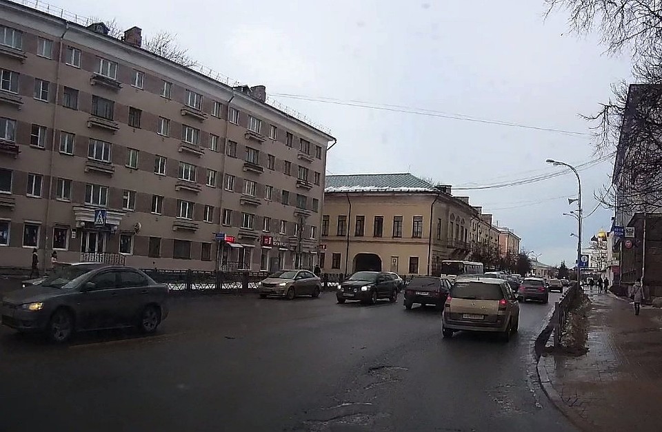 Застройщик считает, что у дома № 9 по улице Советской (на фото слева) мало этажей. Фото: Общероссийский народный фронт.