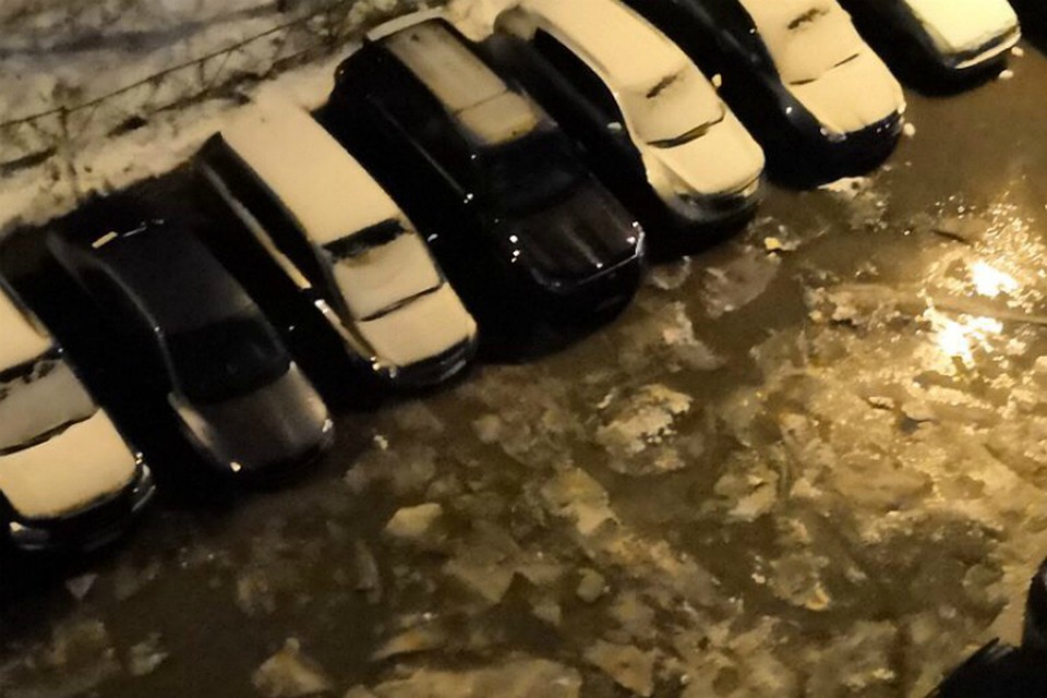 Припаркованные автомобили оказались в воде еще ранним утром. Фото: vk.com/pvm51