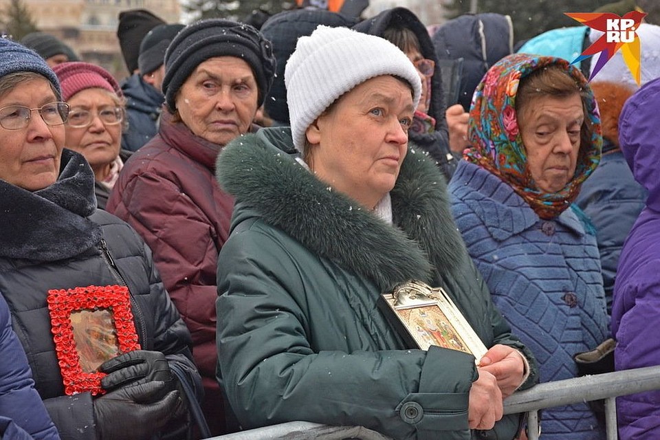 В центре собралось не меньше 300 новосибирцев.
