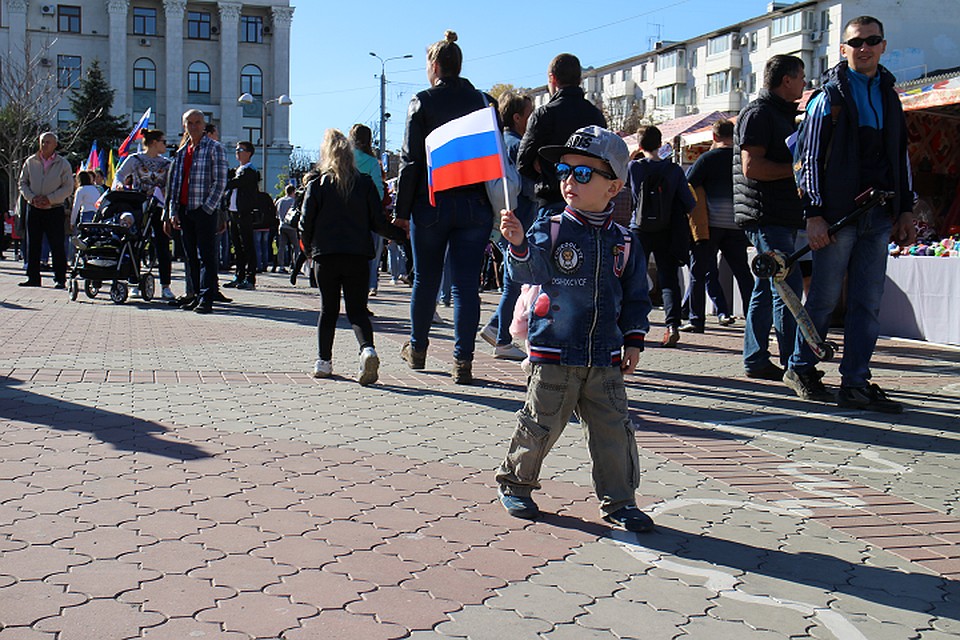 В Симферополе праздник отмечают млад и стар.
