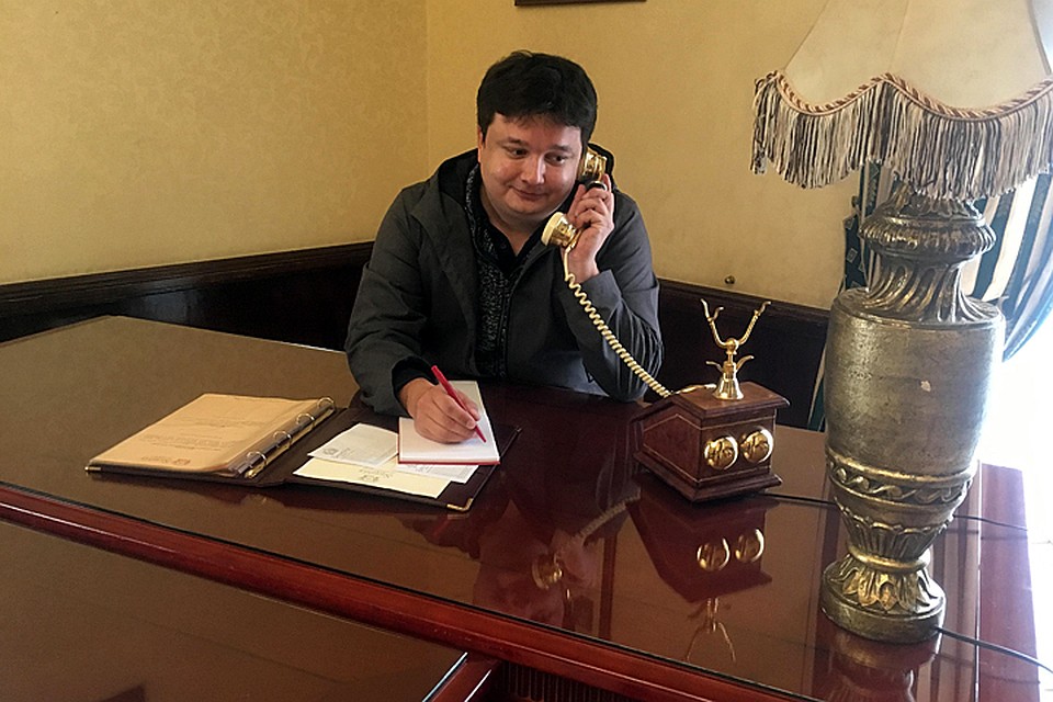 Автору любезно позволили присесть за стол Василия Сталина