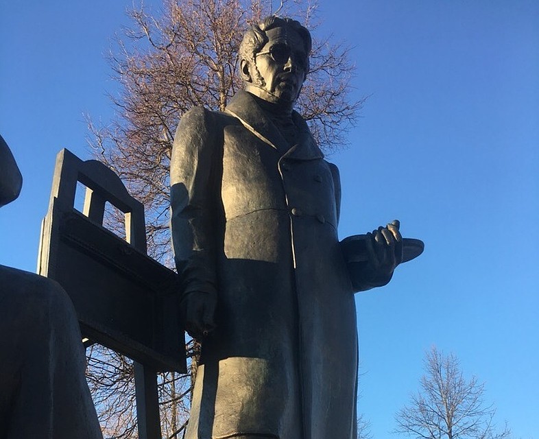 Венецианов остался без кистей. Фото из группы в соцсети "Краеведение в Вышнем Волочке"