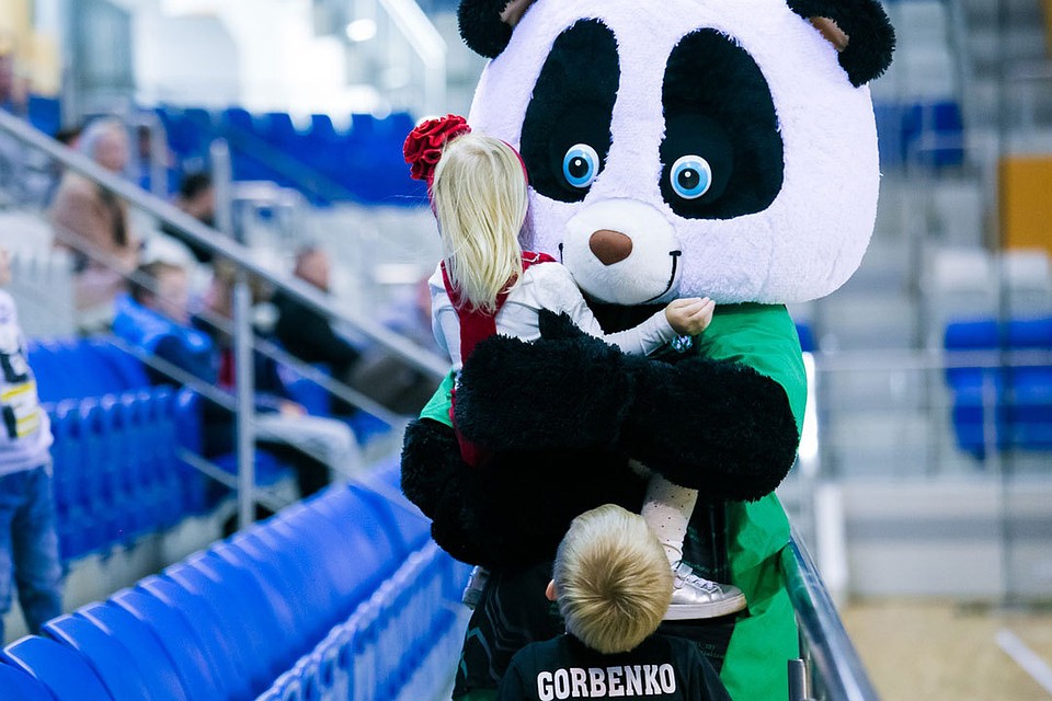 Маскот "Столицы" панда Софтик ждет вас на матчах. Фото: vk.com/fcstalitsa