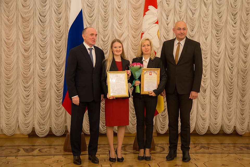 С губернатором и министром: золотая чемпионка Будапешта Анастасия Распопова и ее мама.