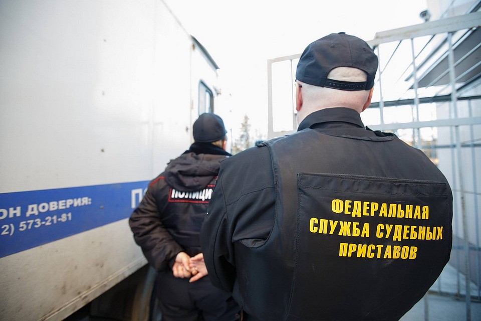 Приставы нашли нарушителя в здании, где он жил, и рассказали о возбуждении исполнительного производства.