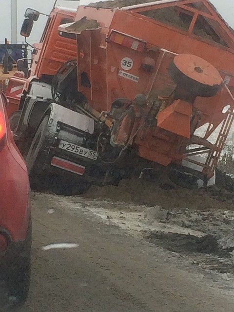 В Омске автомобиль коммунальной службы застрял на обочине дороги