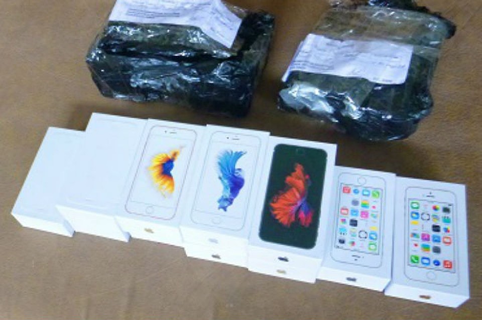 Партию контрафактных «iPhone» изъяли в двух павильонах Иркутска. Фото: Иркутская таможня.