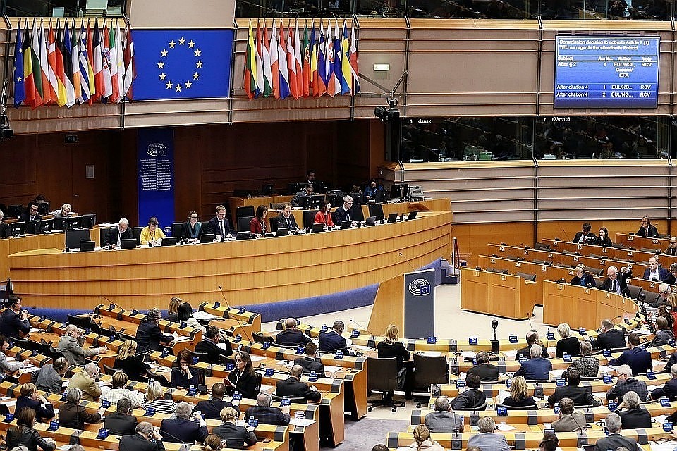 Депутаты Европарламента призвали Меркель отказаться от "Северного потока-2"