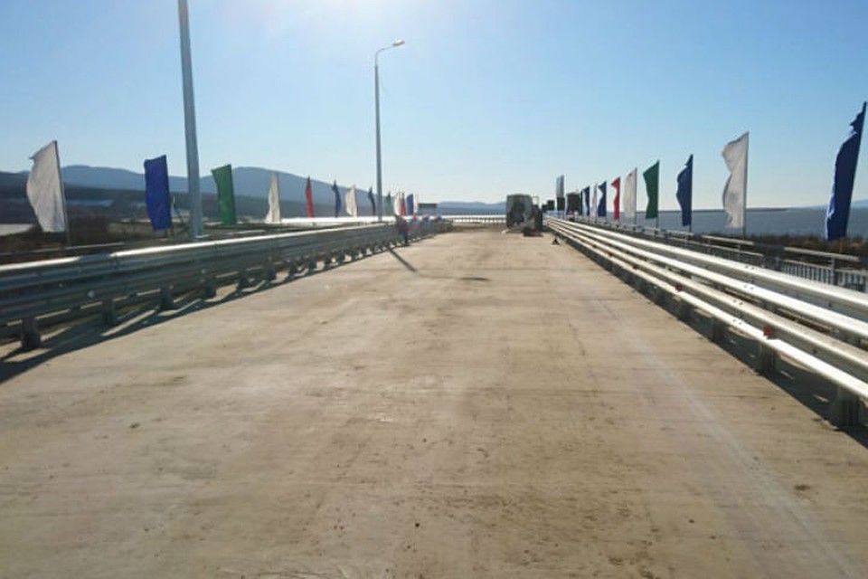 Новый мост через реку Кенжа открыли в Хабаровском крае