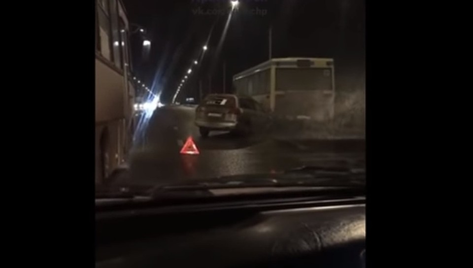 Авария случилась накануне, 7 ноября, вечером, когда уже было темно. Фото: скриншот видео