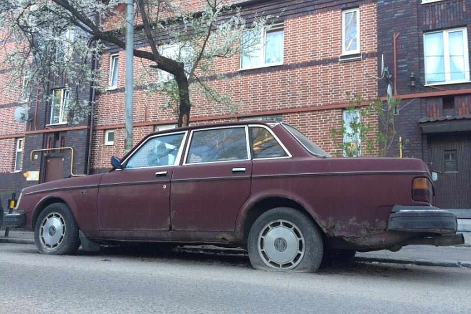 Мы часто видим оставленные во дворах развалины, которые уже никуда не поедут.