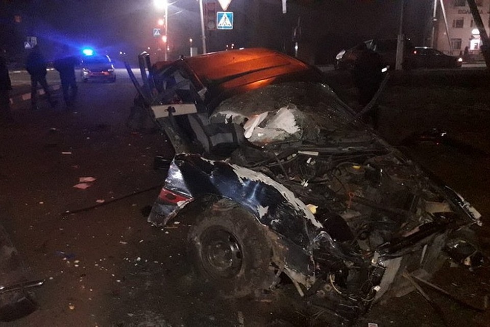 После удара автомобиль «Ауди 80» врезался в столб. Фото: ГАИ