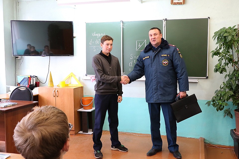 Никита Кульченко спас двух девочек из огня. Фото: ГУ МЧС по Хакасии