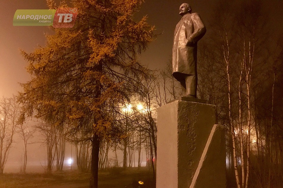 Уже к вечеру на постаменте памятника не осталось и следа от деятельности хулиганов. Фото: Народное телевидение Хибины