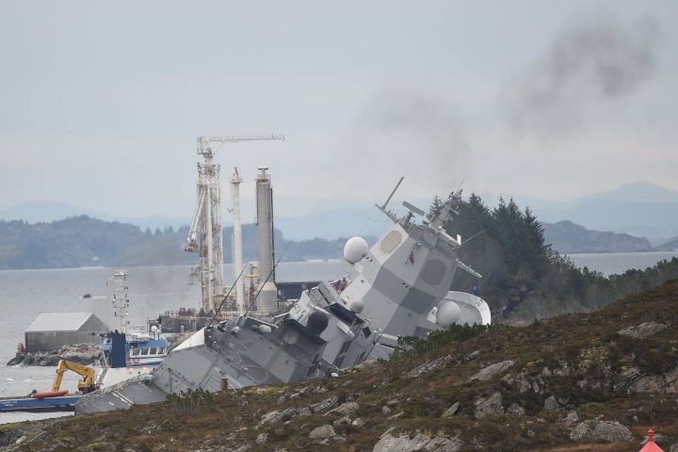 Фрегат ВМС Норвегии Helge Ingstad после столкновения с греческим танкером Sola TS