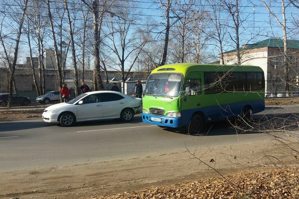 Хабаровский школьник переходил дорогу на зеленый свет и угодил под колеса иномарки
