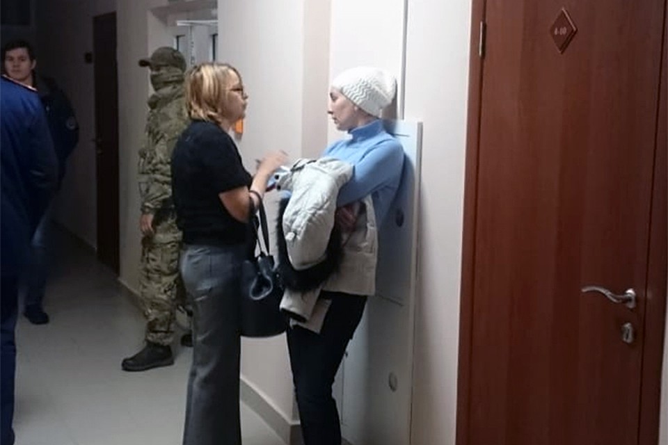 Ольга Гилева (в голубом) и ее адвокат