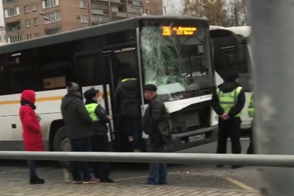 При столкновении автобуса с маршруткой в Москве пострадали девять человек