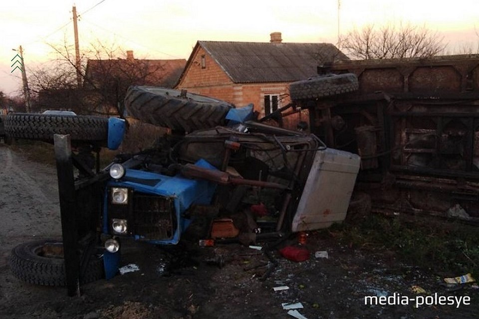 Трактор увело на обочину, где он перевернулся. Фото: media-polesye.by.