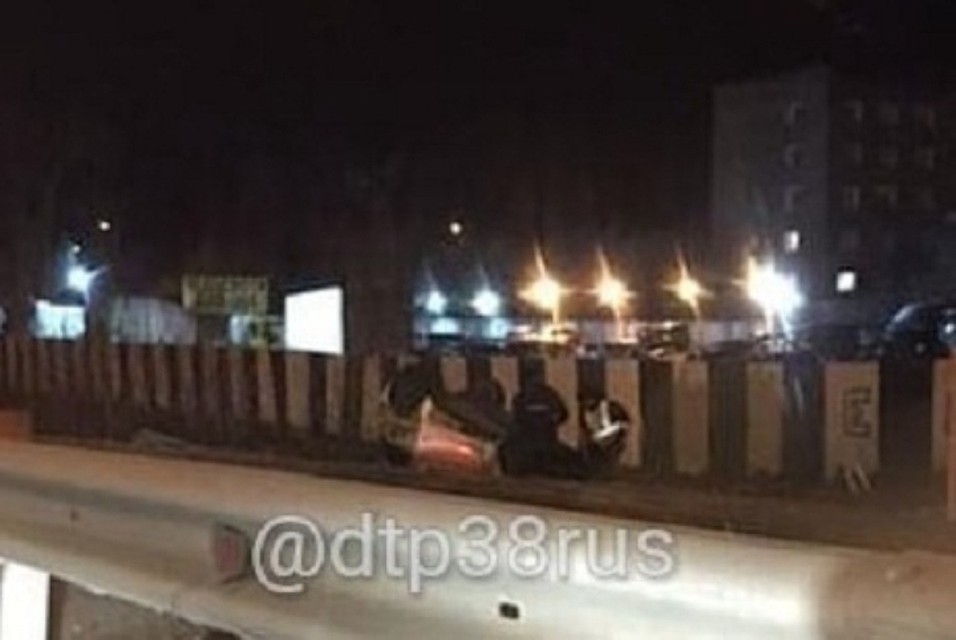 Пьяный мужчина врезался в дорожный знак на улице Байкальской в Иркутске. Фото: ДТП38.