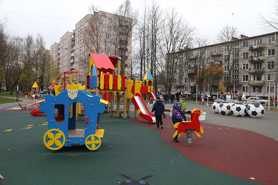 Местные пожаловались градоначальнику на недостаток благоустройства. Фото: Администрация губернатора Санкт-Петербурга