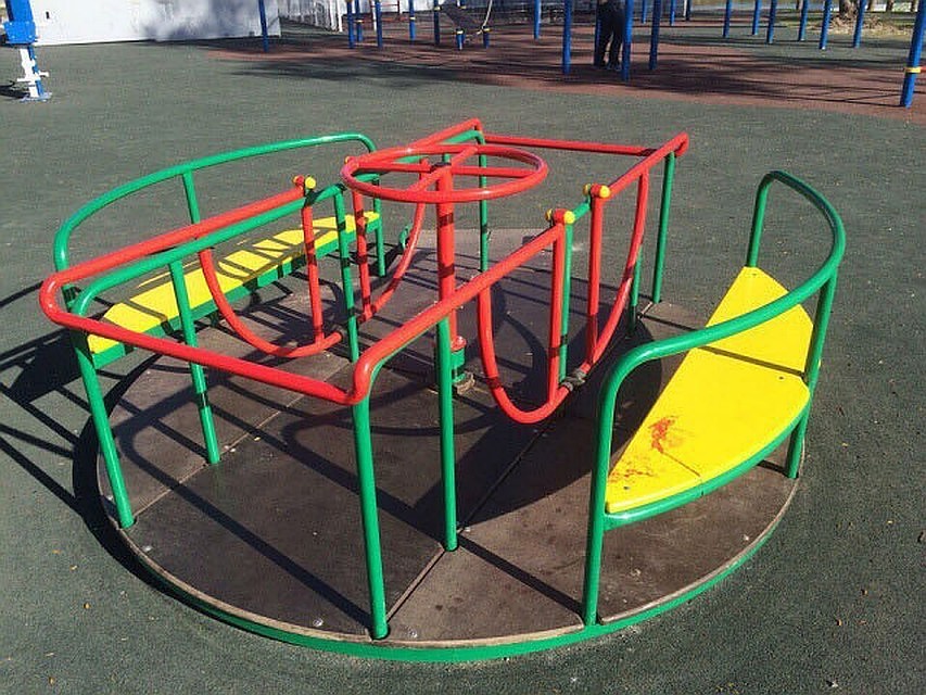 Девятилетняя нижегородка повредила ногу, катаясь на качелях