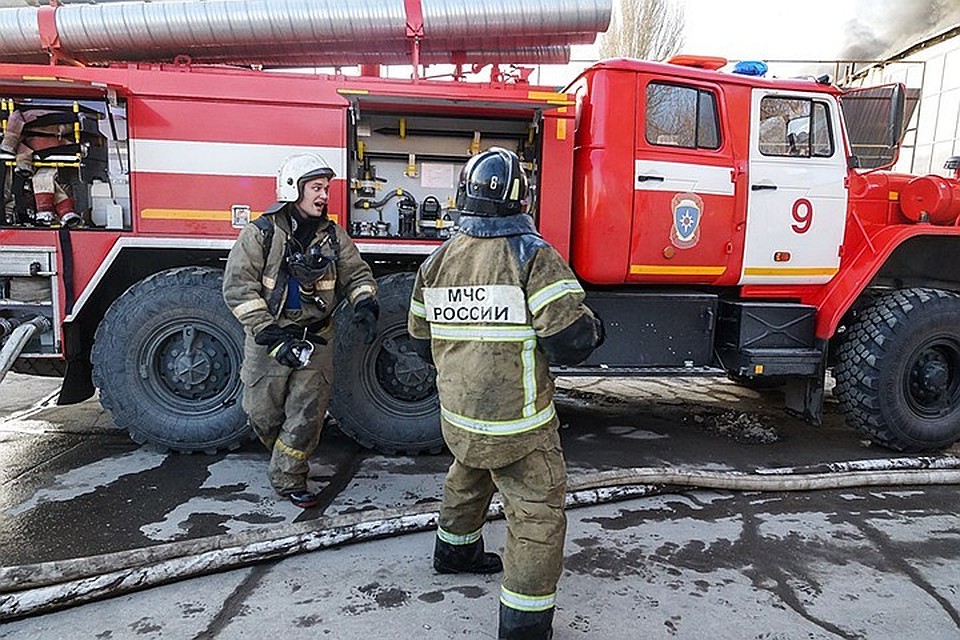 Пожарные за полчаса потушили огонь в подвале дома в Приморском районе.