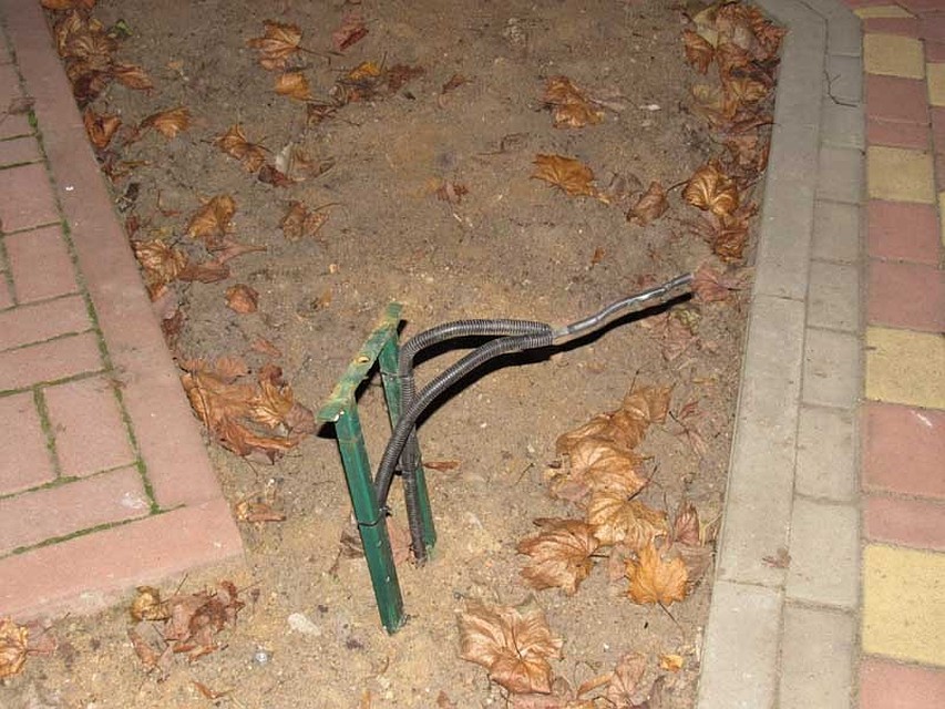 В Смоленской области разломали фонари у памятника основателю Рославля. ФОТО: ropravda.ru