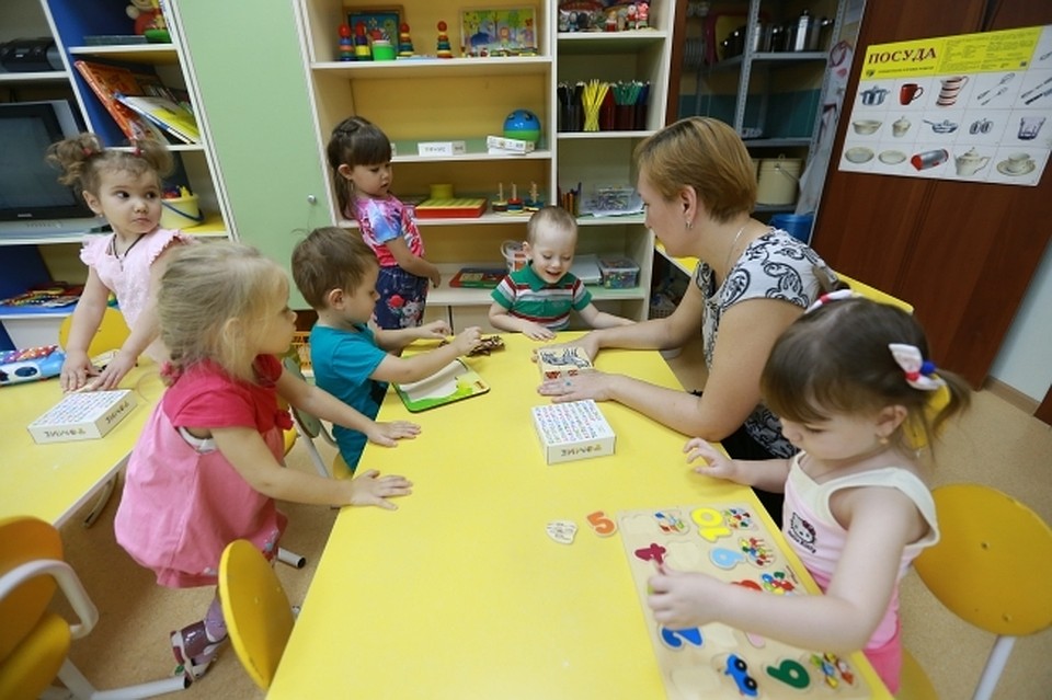 Может быть, для родителей организовать детский сад, чтобы там их учили, как общаться и заниматься с детьми?