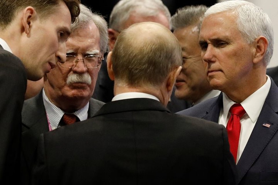 Владимир Путин кратко пообщался с вице-президентом США Майклом Пенсом и помощником американского лидера по нацбезопасности Джоном Болтоном