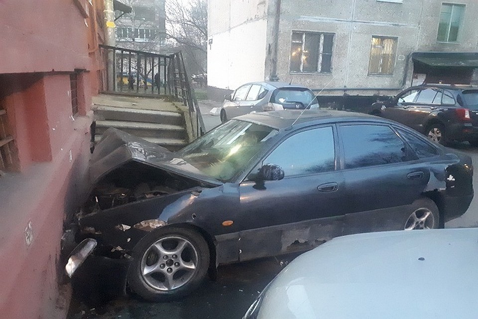 В Веселом поселке водитель газанул и врезался на ржавой «Мазде» в дом. Фото: vk.com/spb_today