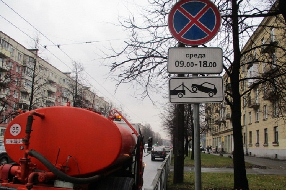 Смольный посоветовал водителям соблюдать правила парковки в зимний сезон. Фото: Пресс-служба администрации СПб