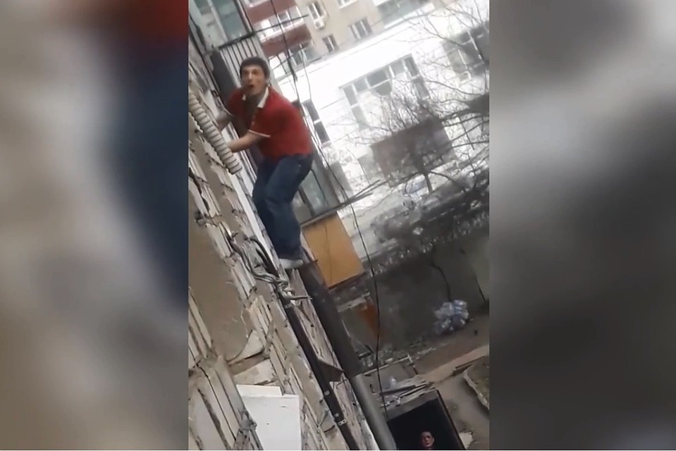 Мужчина выпрыгнул из окна