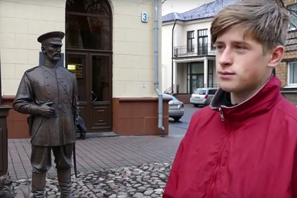 16-летнего лицеиста задержали за то, что тот дал оплеуху скульптуре. Фото: кадр из видео