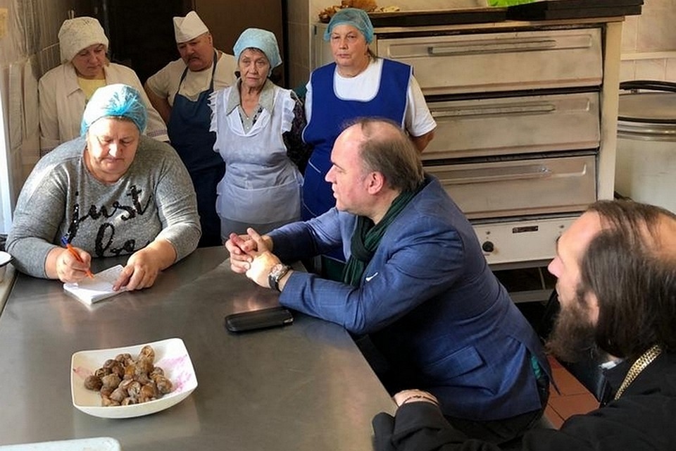 Француз Марк Анри рассказывает поварам семинарии, как правильно готовить улиток