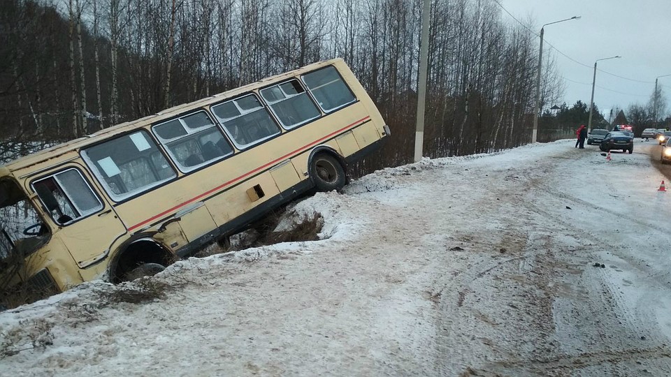Из-за столкновения автобус съехал в кювет. Фото: УГИБДД по Кировской области