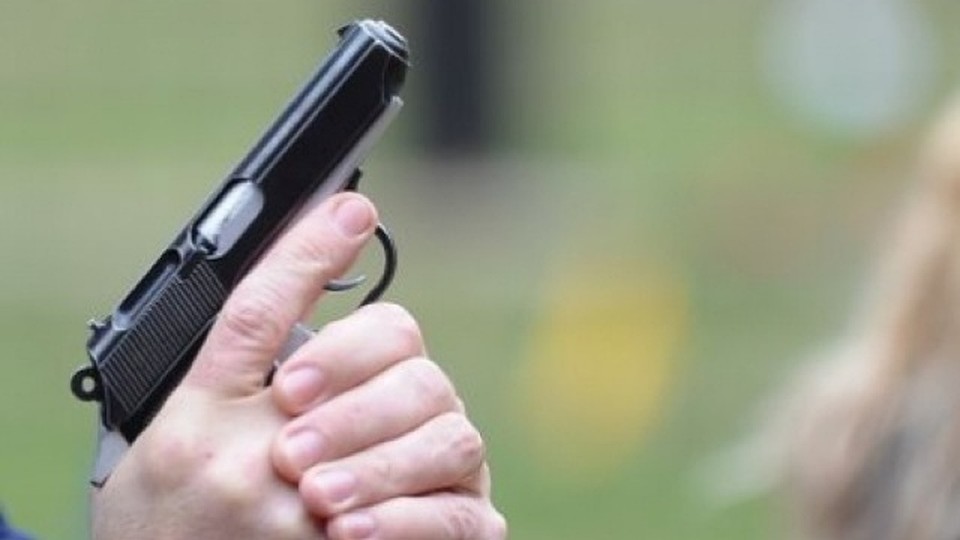 42-летнего жителя Молдовы, в которого стреляли 7 раз, перевели в РКБ