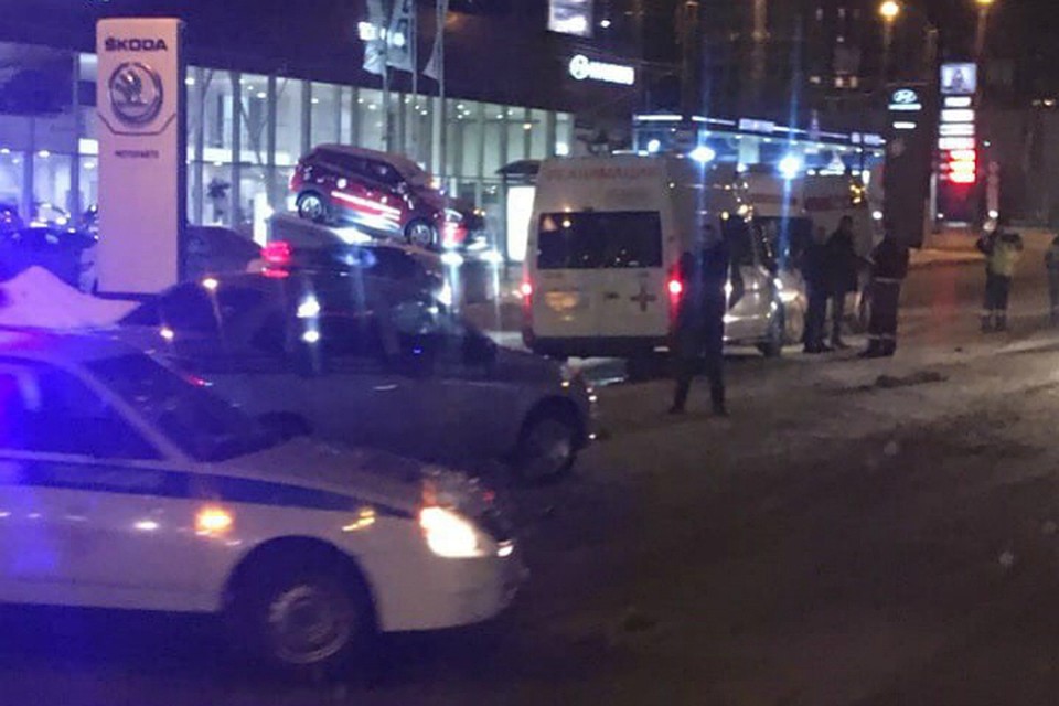 Девочка и женщина переходили дорогу по пешеходному переходу. Фото: предоставлено очевидцем