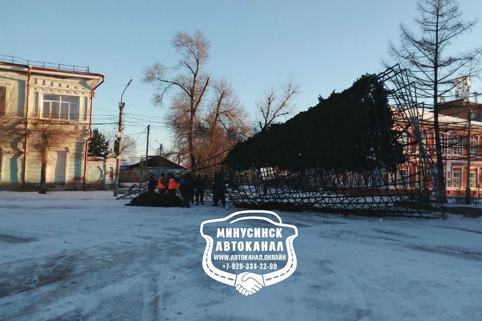 Ветром повалило городскую елку Фото: vk.com/minusinskavto