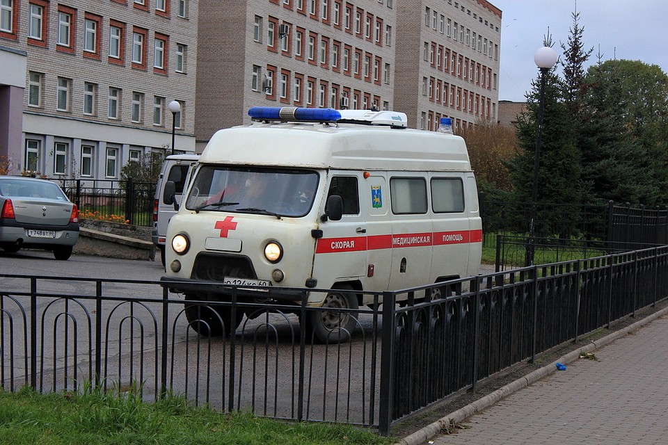 На скорой трёх пострадавших в аварии детей доставили в ближайшую больницу.