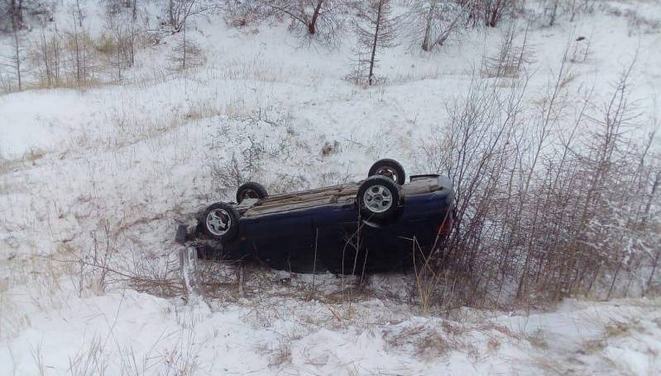 Водитель «Toyota Caldina» не справился с управлением.