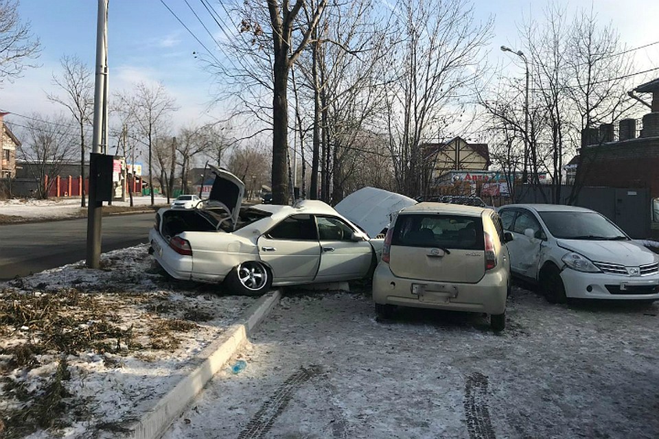 После тройного ДТП в Хабаровске автоледи доставили в больницу со сломанным ребром