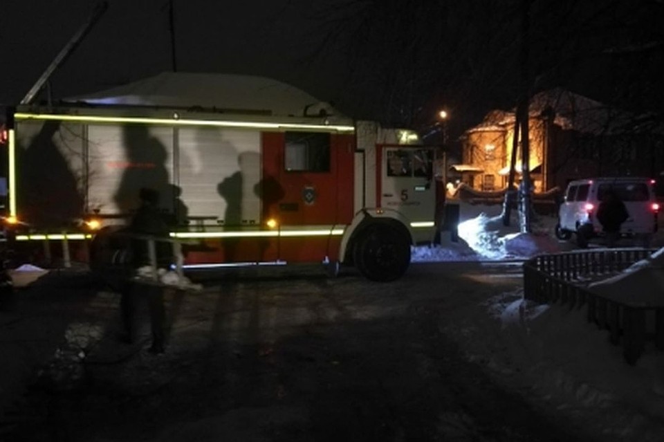 Мужчина из соседнего дома спас женщину с двумя детьми из горящего дома. Фото: МЧС по Новосибирской области.