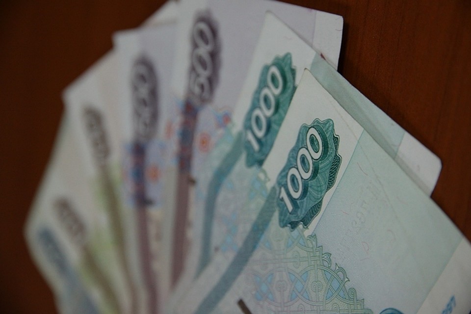 Директор школы в Иркутской области год получала зарплату за фиктивного лаборанта.